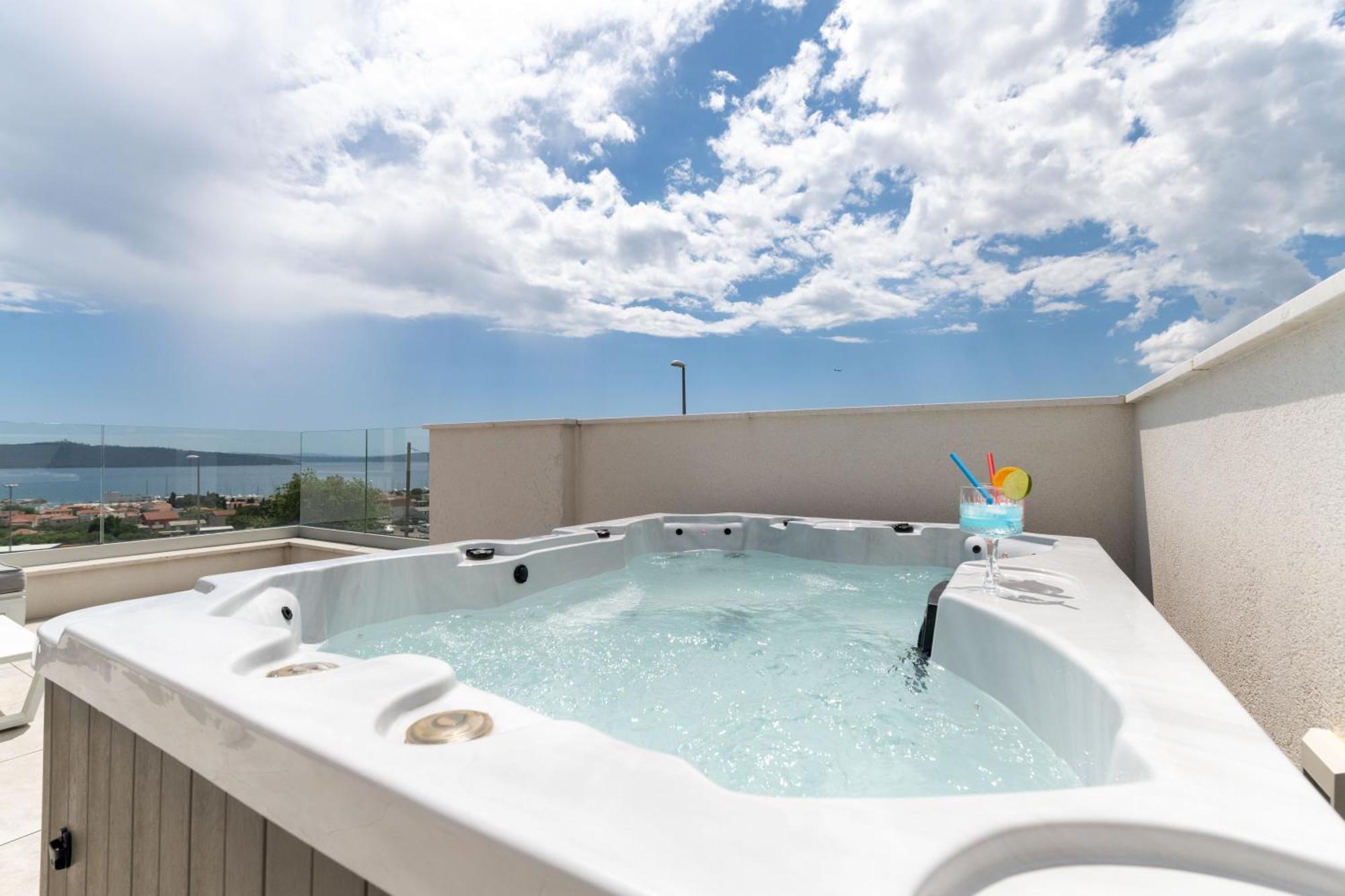 Sunny Bo Villa With A Heated Pool And Rooftop Jacuzzi Kaštela Exterior foto